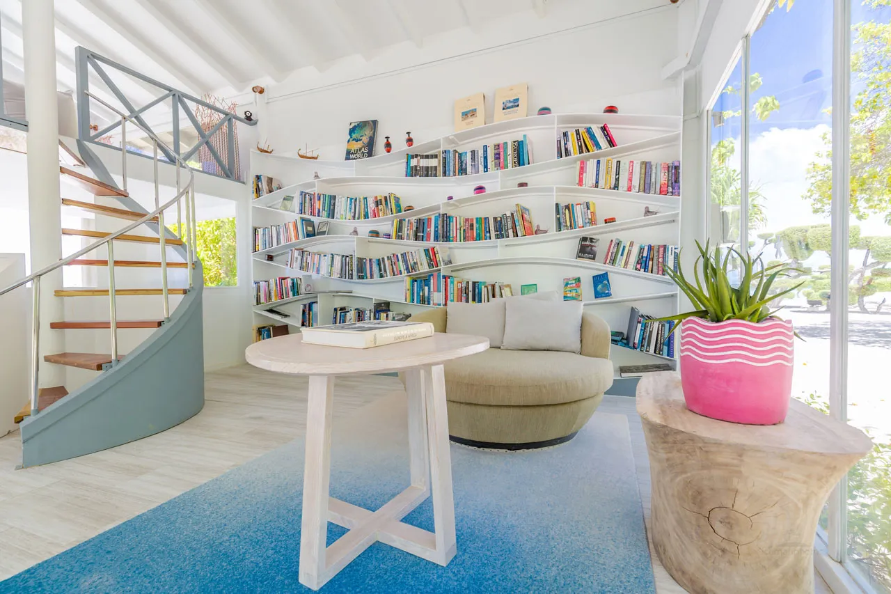 The 2-floor library, its spiral staircase and white shelves
