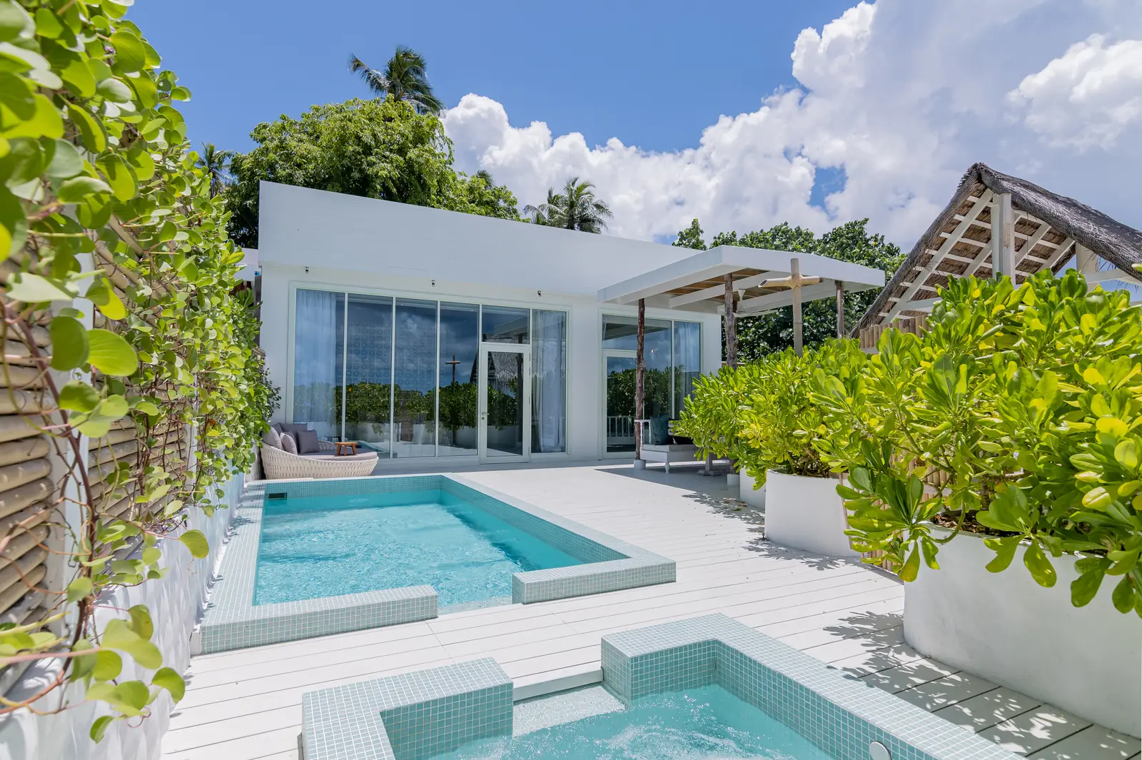 A Beach Pool Suite: the white glass pavilion, the private pool and, in front, the jet pool among the plants.
