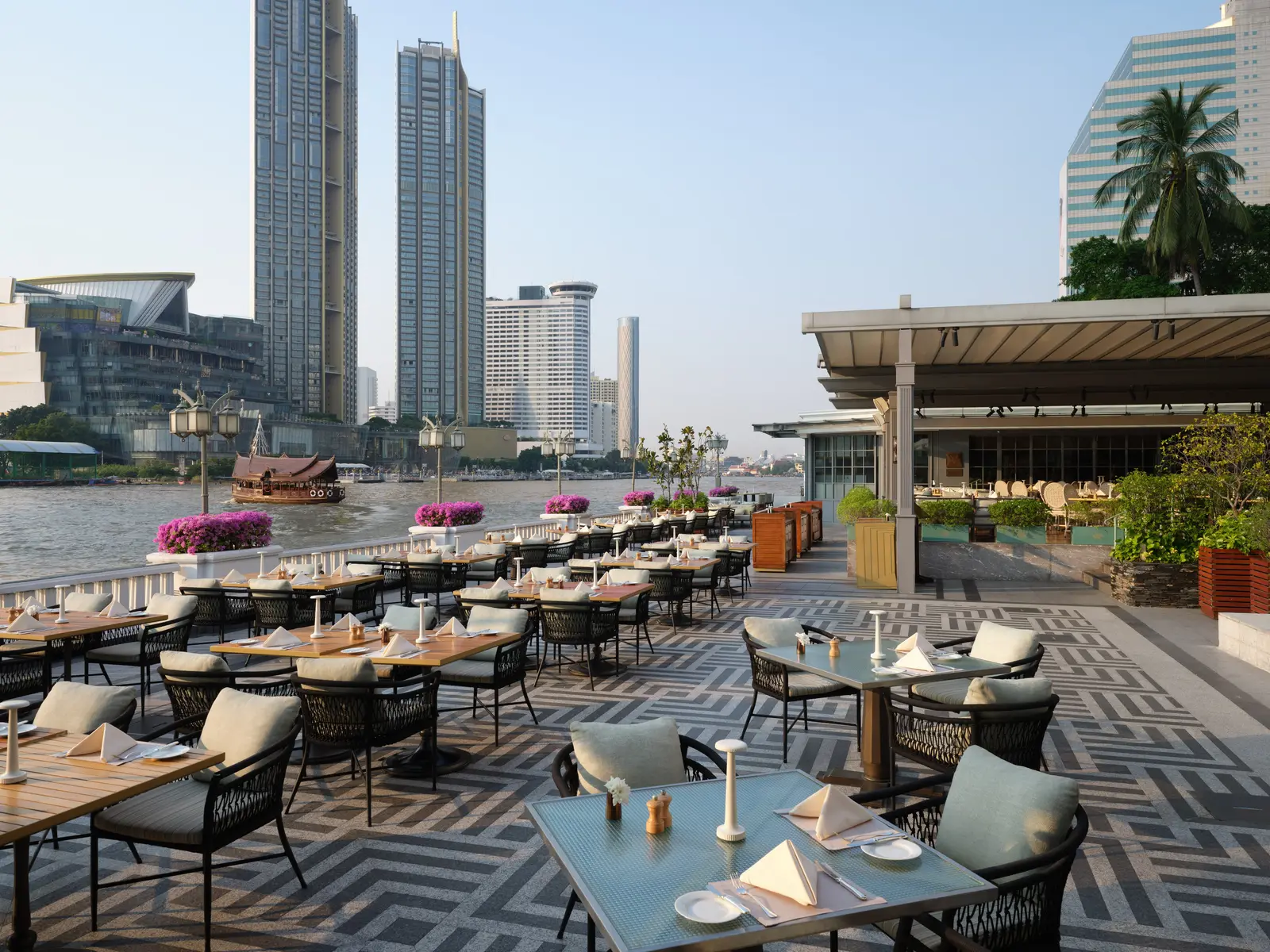 La terrazza della Verandah sul fiume, con le torri dell’altra riva