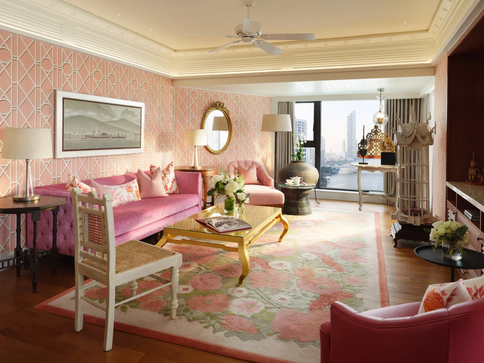 Una Author’s Suite in rosa e verde, una sedia da scrittoio e il fiume dalla finestra