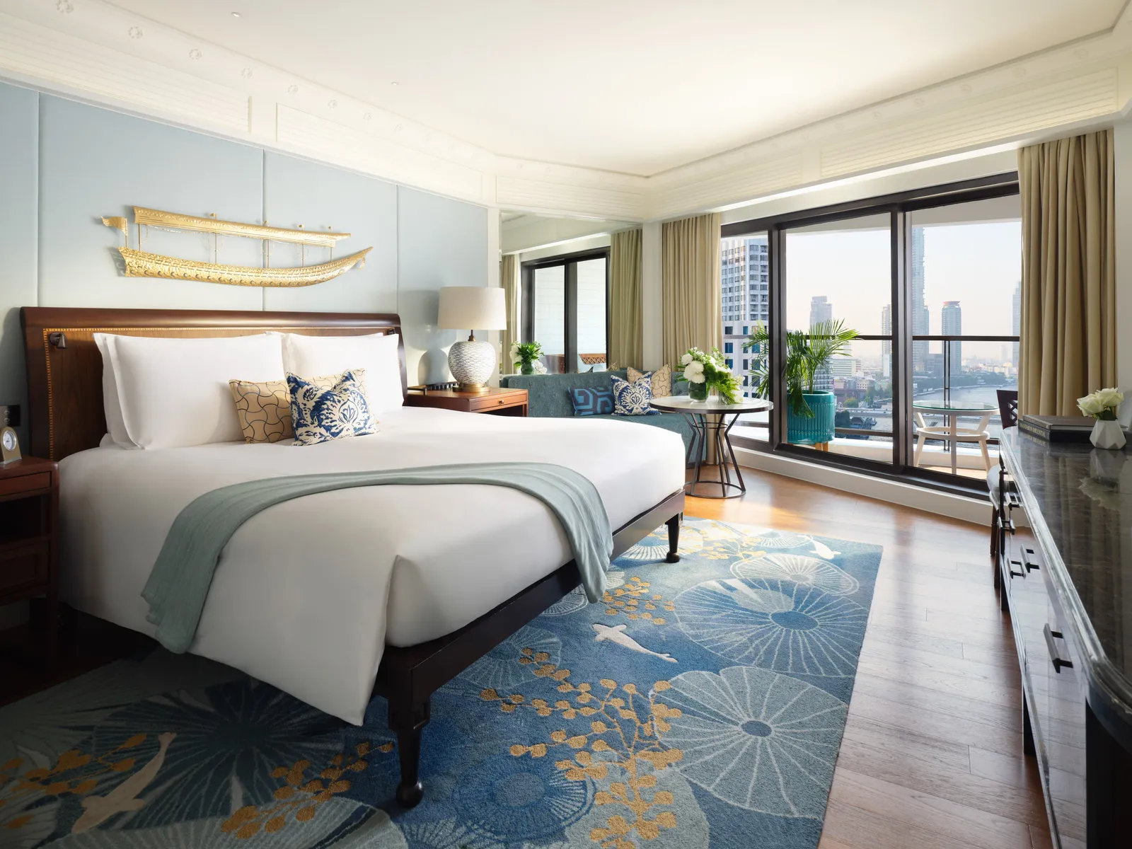 Deluxe Balcony Room: letto king e il fiume oltre la porta del balcone