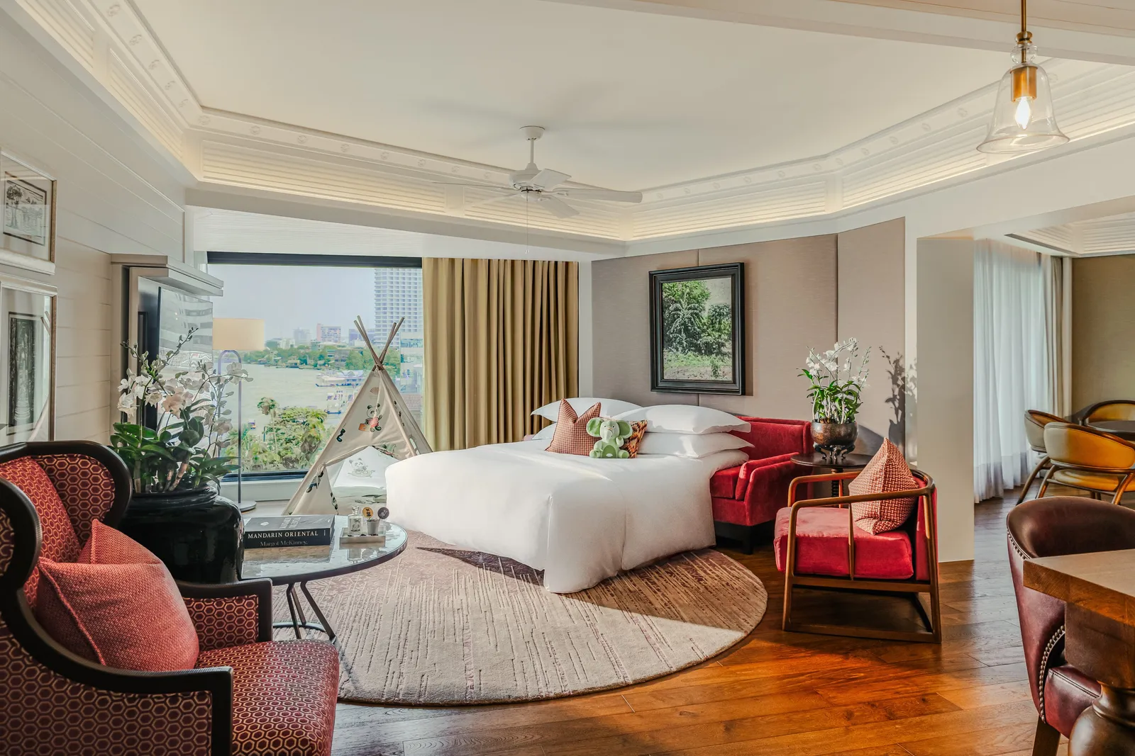 Family Two-Bedroom Suite: letto king, una tenda da gioco per bambini e il fiume oltre