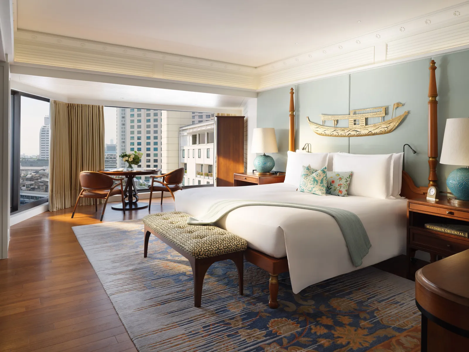 Mandarin Room: letto a baldacchino, tavolo da pranzo e la città dalle finestre