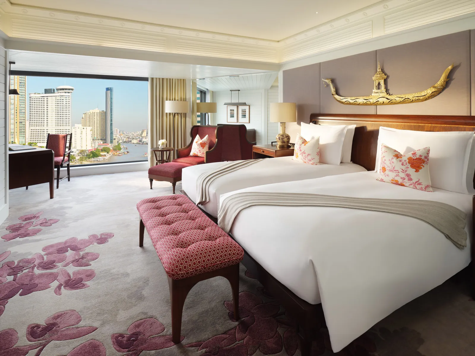 Premier Two-Bedroom Suite: letti singoli e il fiume dalle vetrate