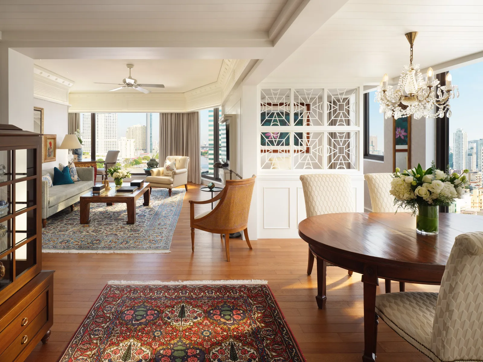 Selandia Two-Bedroom Suite: tavolo da pranzo, poltrone e un paravento intagliato