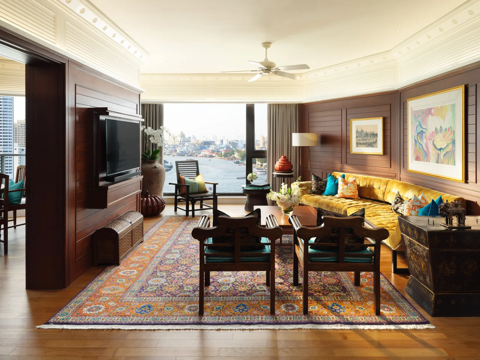 Siam One-Bedroom Suite: tappeti persiani, sedie thai e il fiume oltre