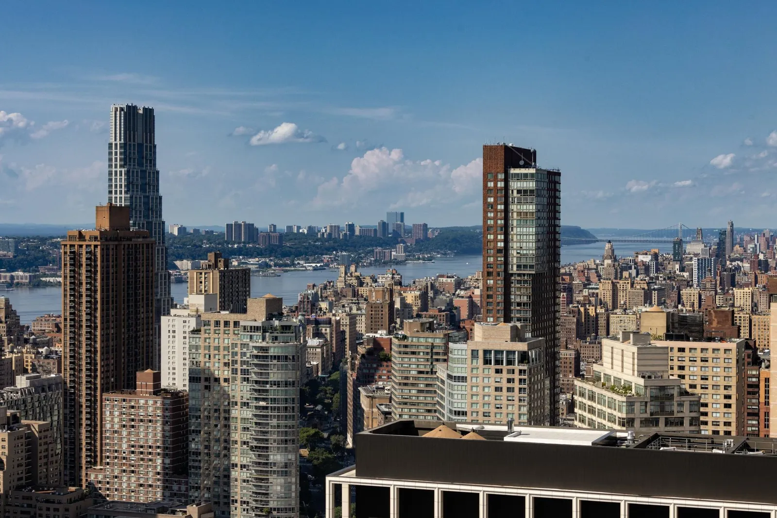 Palazzi di Manhattan e fiume Hudson visti dall’alto
