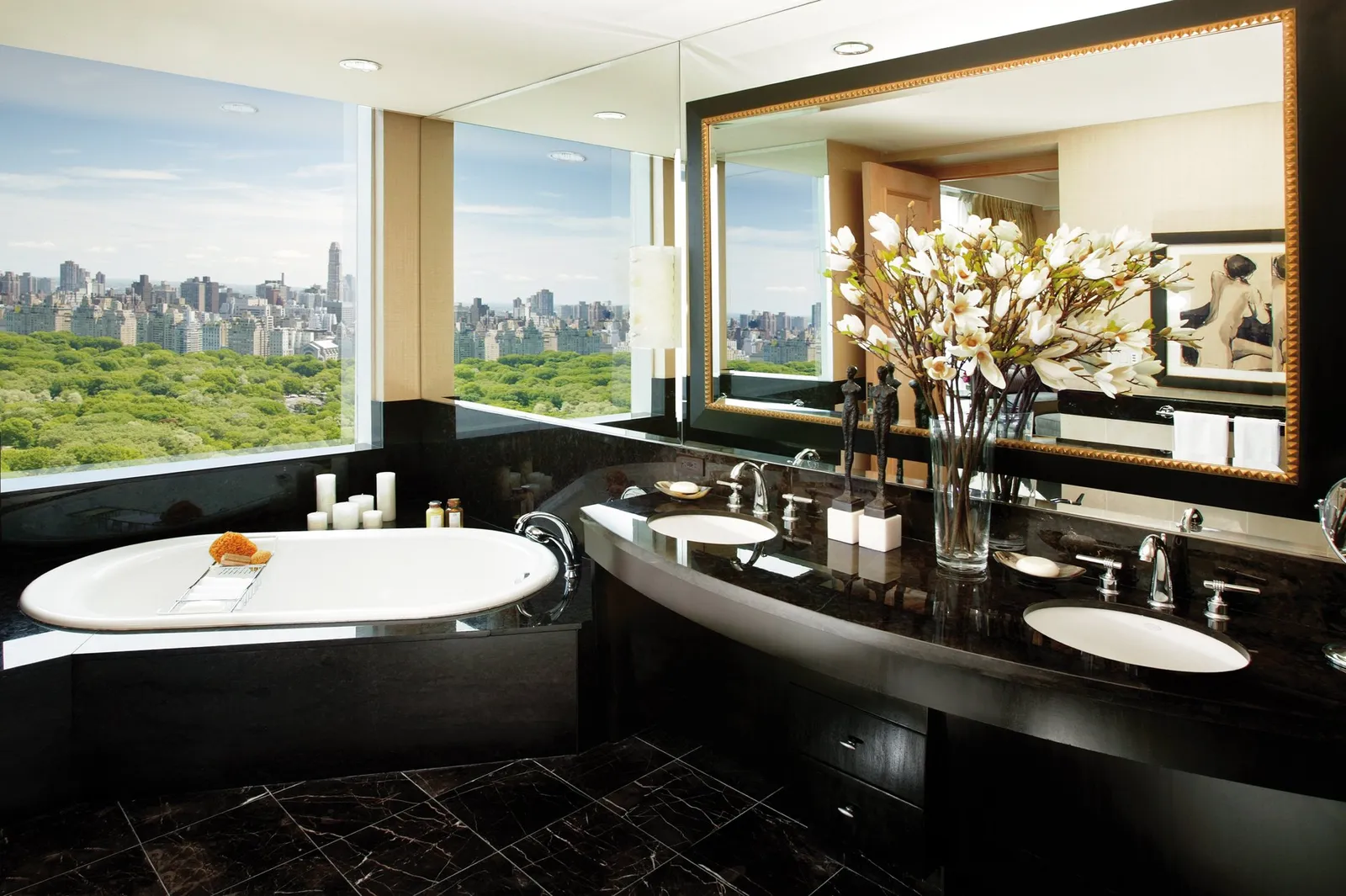 Vasca e lavabo della Oriental Suite davanti alle finestre su Central Park