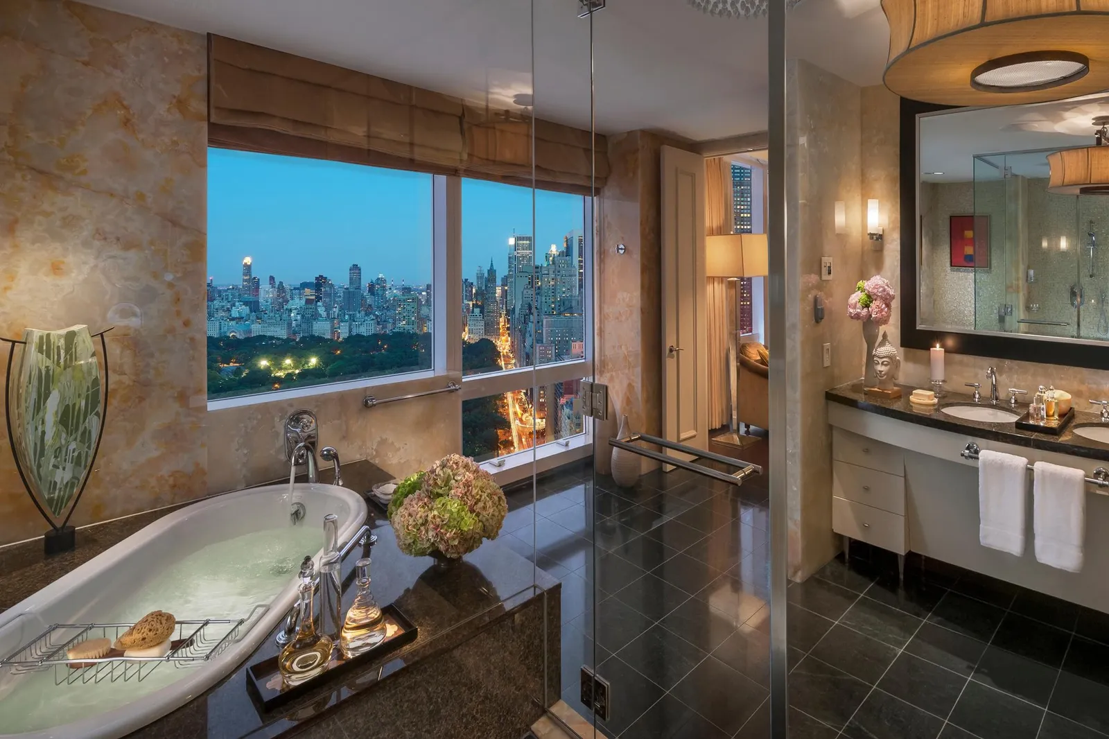 Vasca e doppio lavabo della Presidential Suite, con finestra sulla città