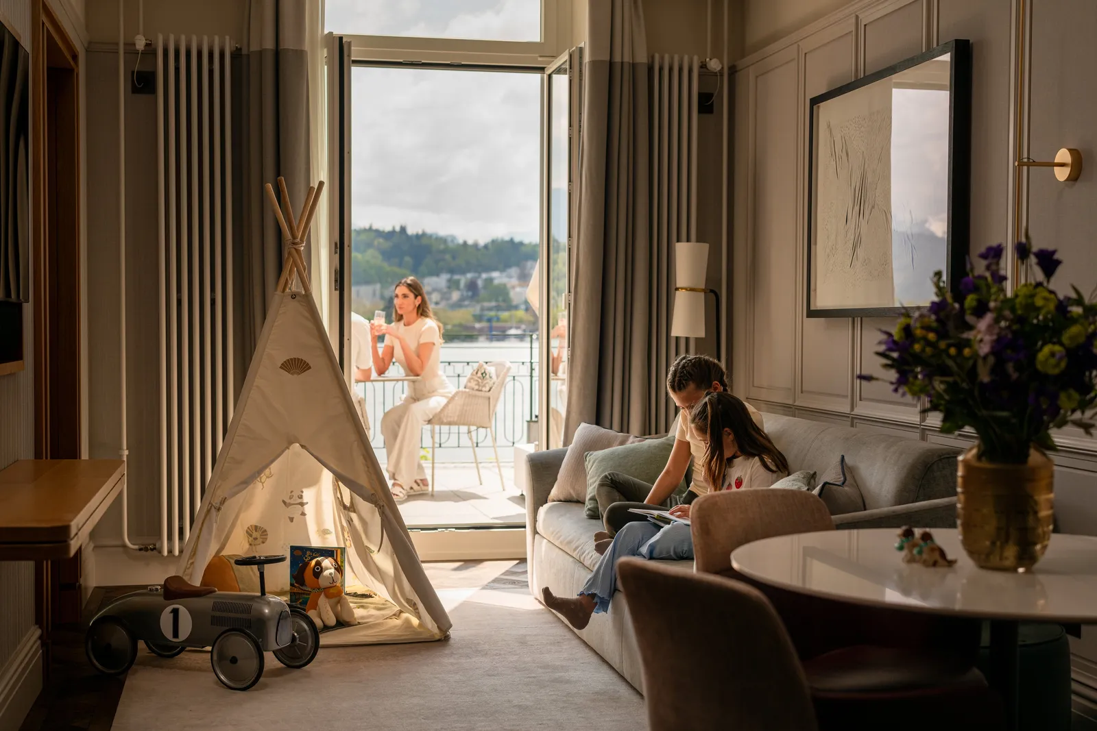 La tenda tipi nel soggiorno della Family Lake View Suite, con il balcono sul lago