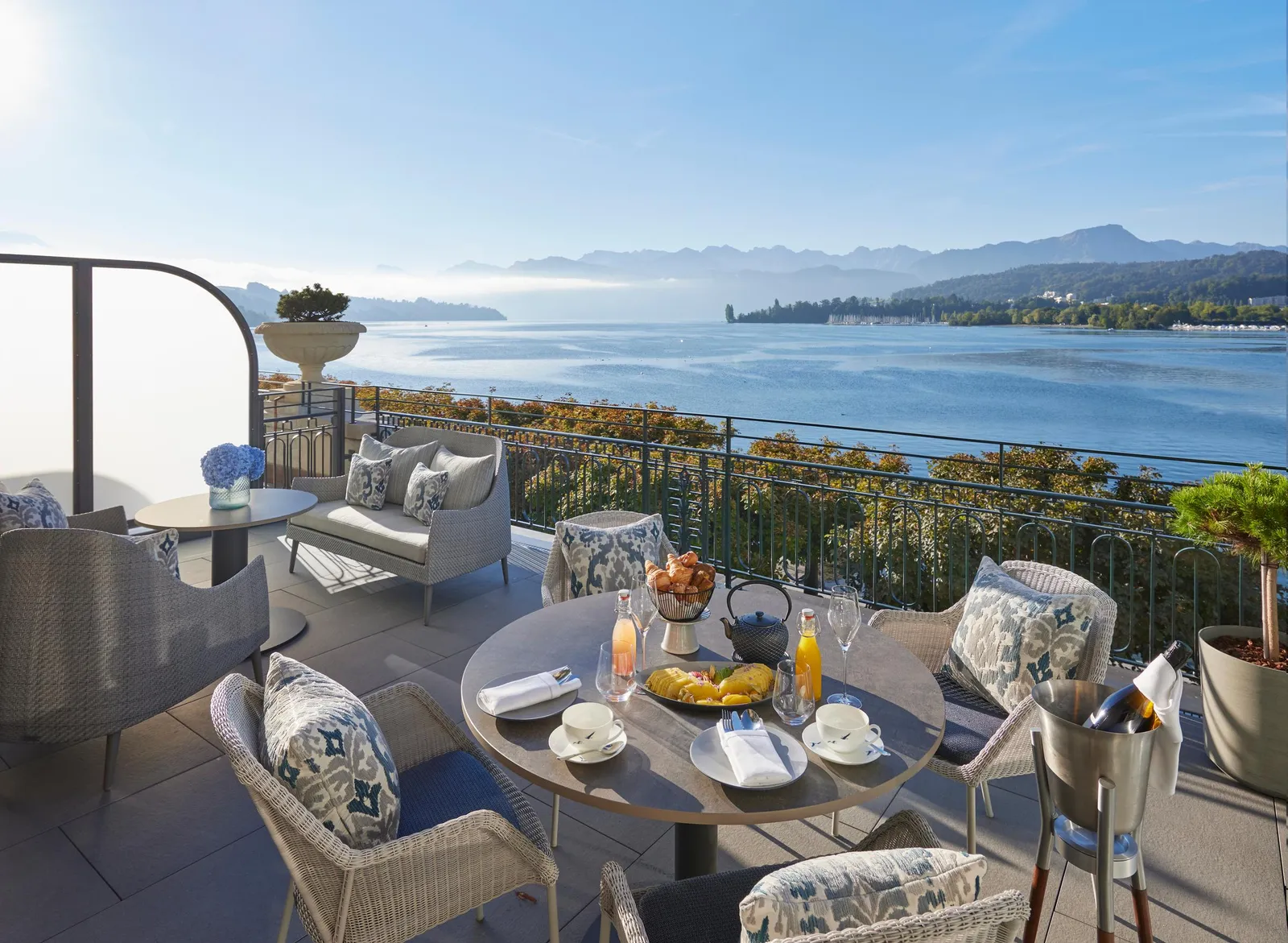 La terrazza della Lake View Suite with Terrace sul lago