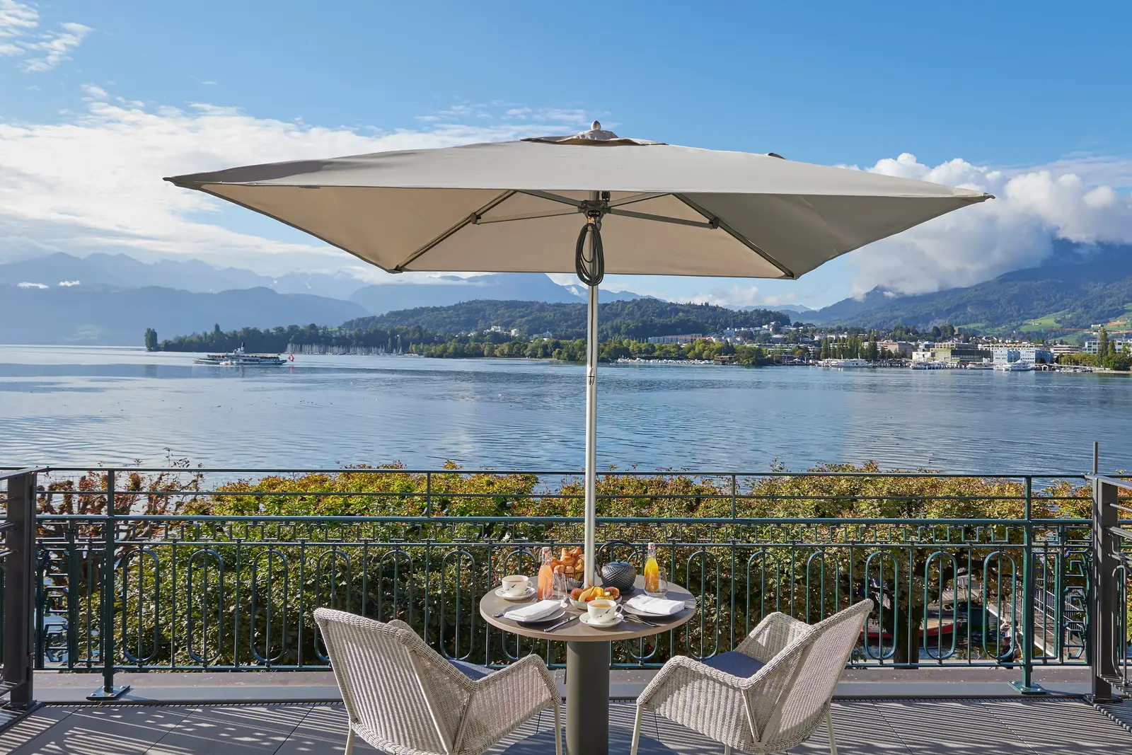 La terrazza della Superior Lake View Room with Terrace