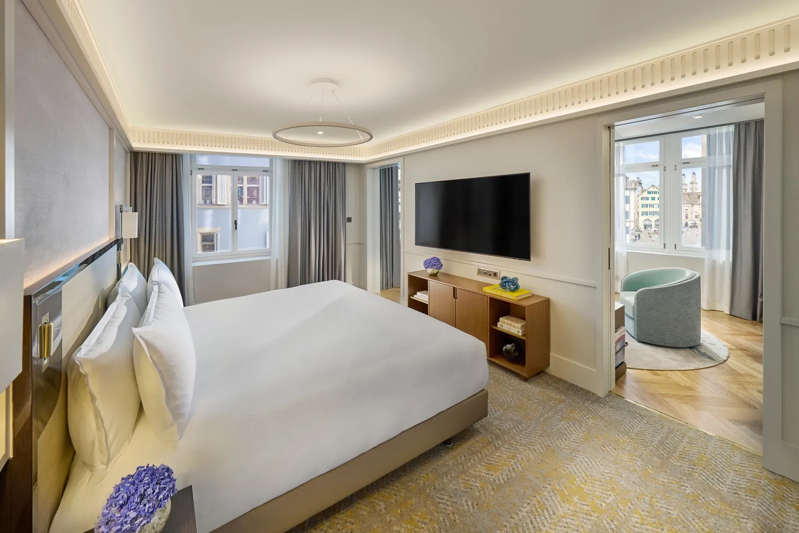 Double bed and mirrored wardrobe in the Münsterhof Suite