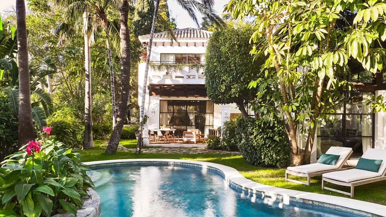 Curved pool and palms in front of Bel Air