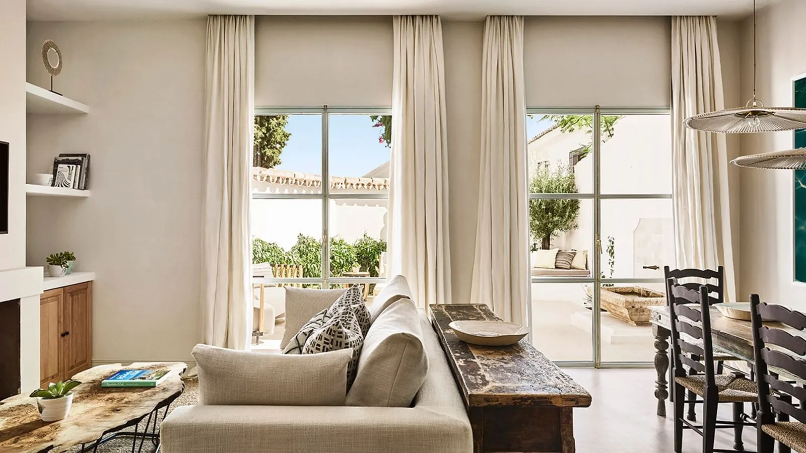 Chiquita sitting room with doors towards the terrace