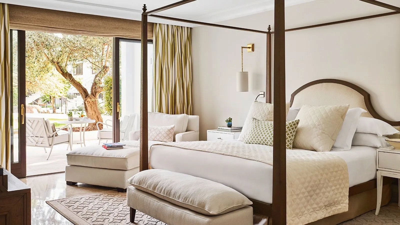 Bed and sitting area in a Junior Suite