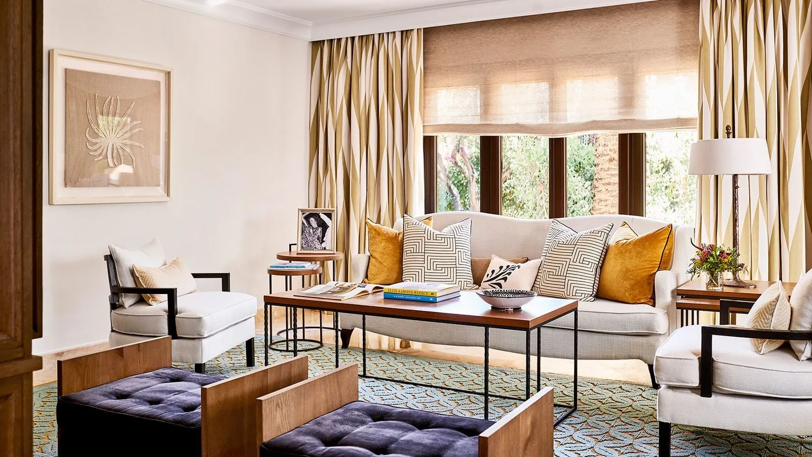 Sofa and coffee table in Maria Luisa