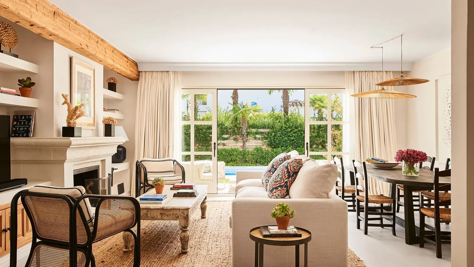 Sitting room with wooden beams in the 3-bedroom villa