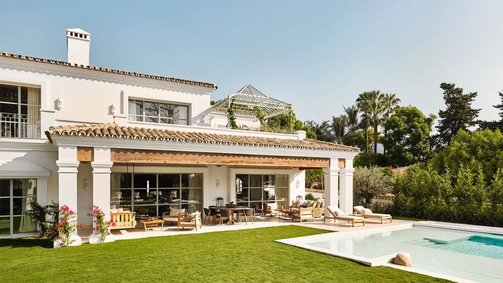 Lawn, pool and veranda at Villa Añil