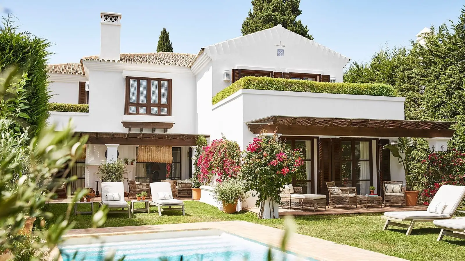 Pool in front of El Cortijo’s white façade