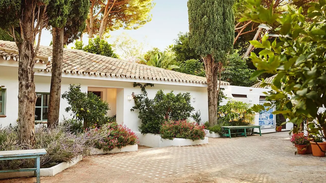 Driveway and entrance porch at Rincón del Mar