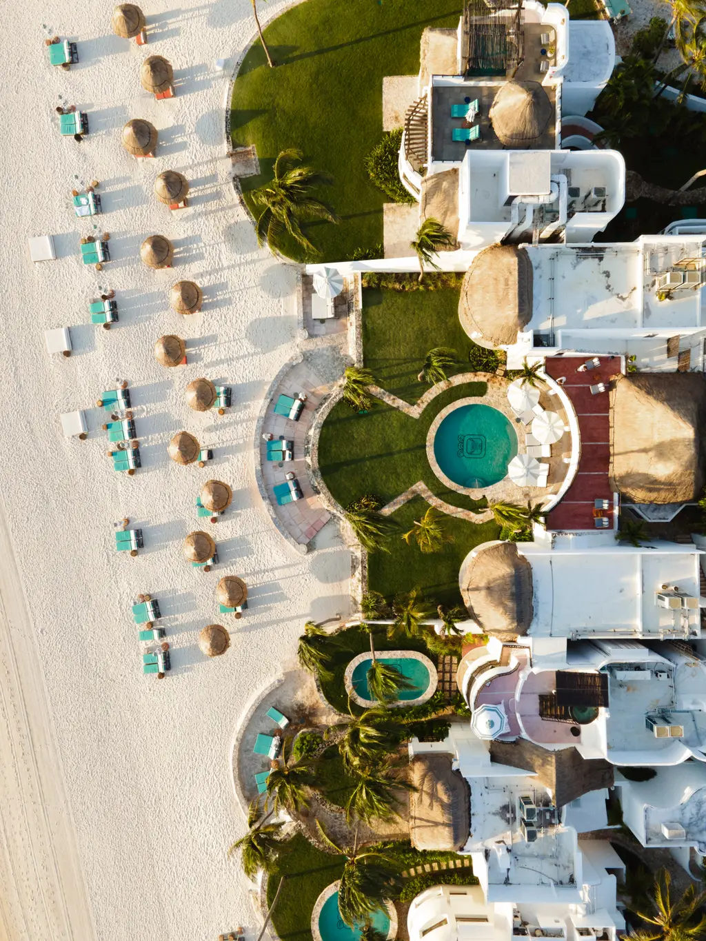 Maroma dall’alto: gli edifici bianchi, le piscine e la spiaggia in una striscia fra giungla e mare