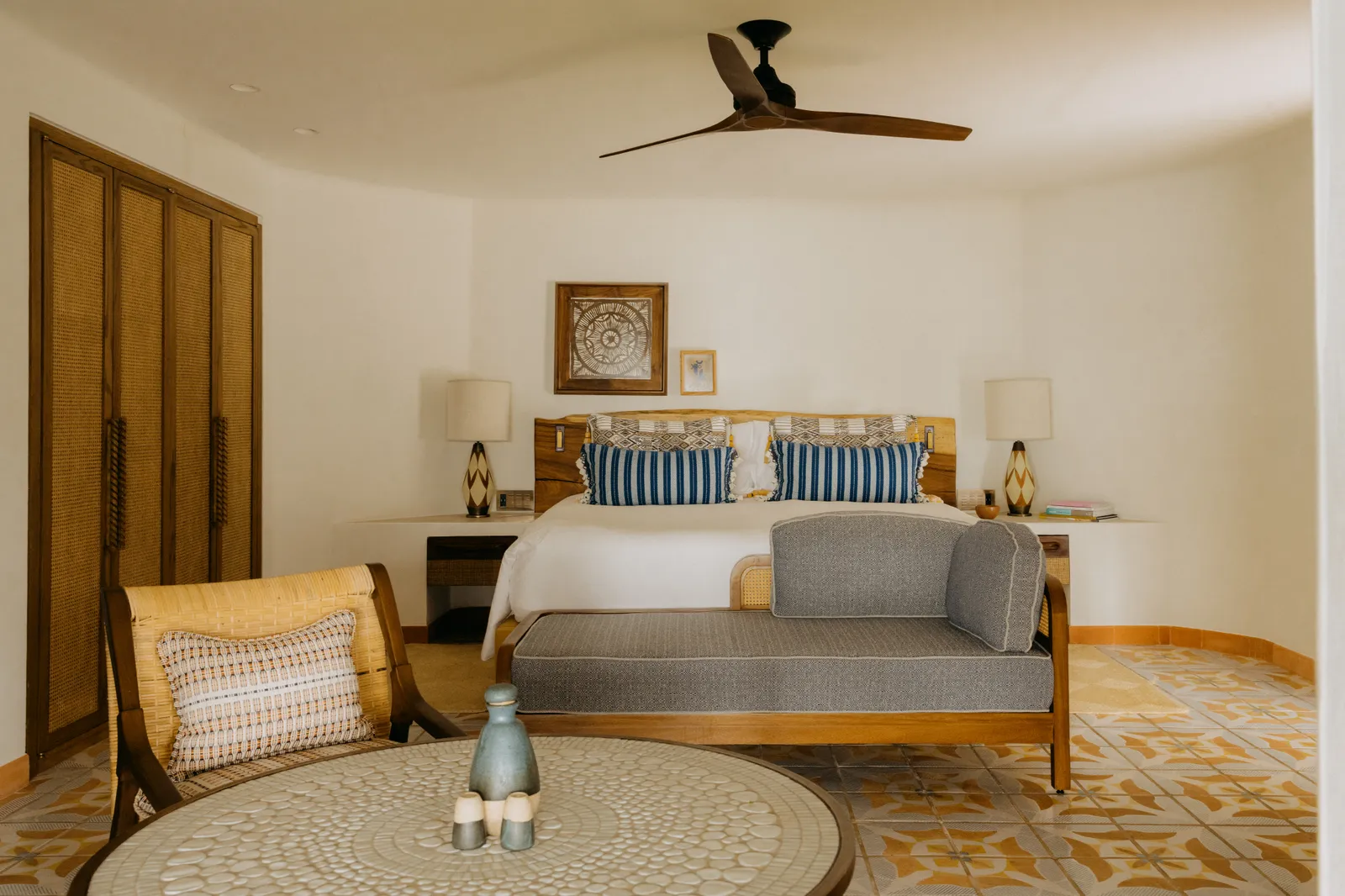 Una Deluxe Ocean View Room con il letto king, il divano bianco e le persiane di legno