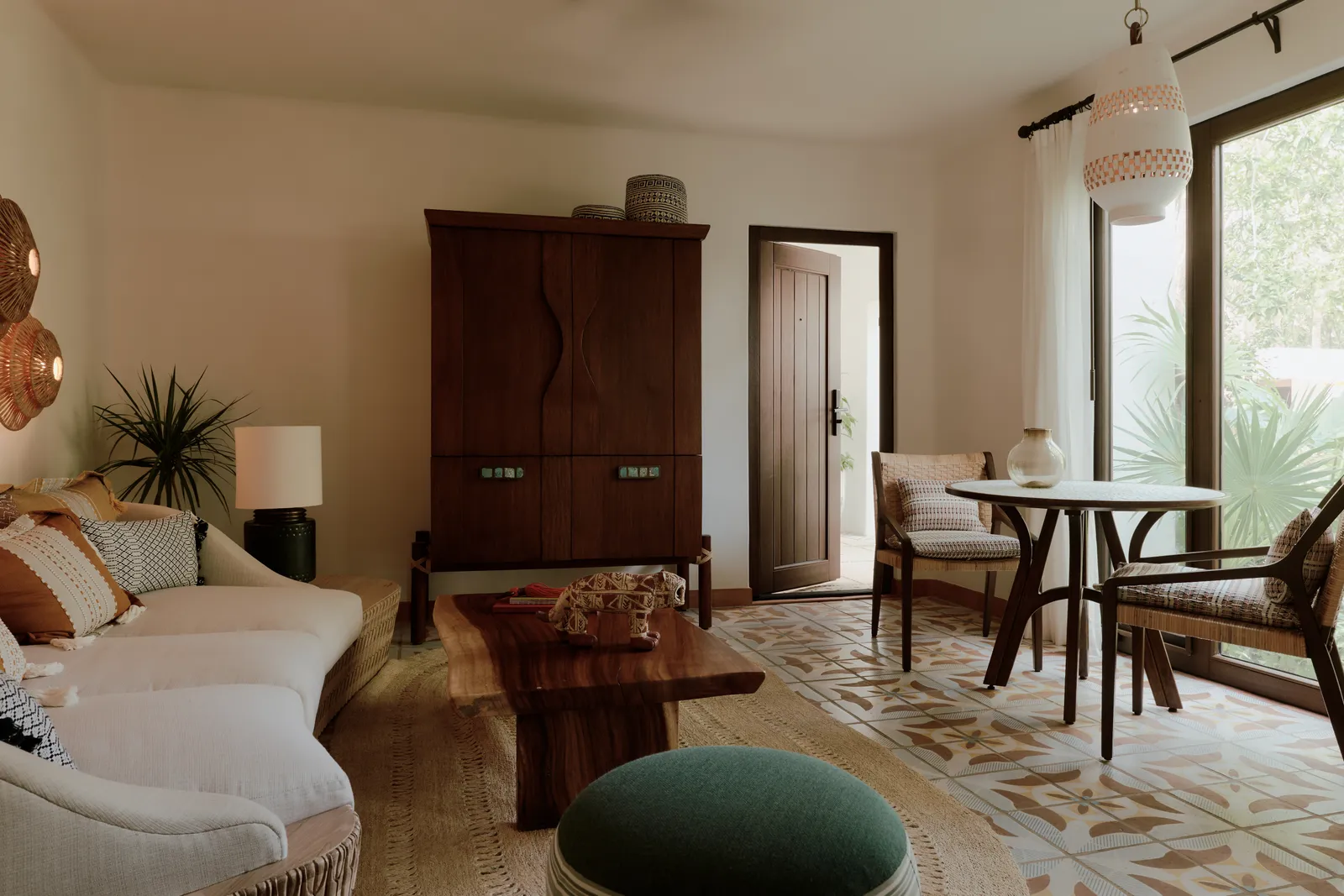 Il soggiorno della Garden View Premium Suite, con poltrone, divano e tavolo da pranzo