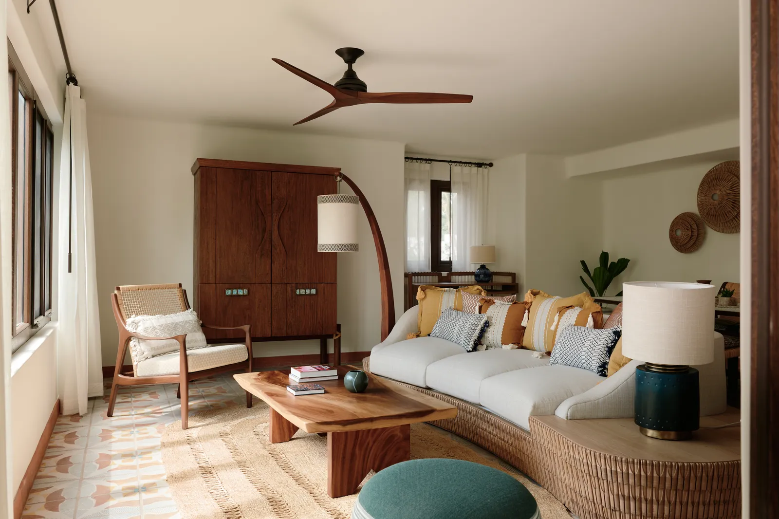 Il soggiorno della Ocean View Premium Suite, con divano bianco e tavolino rotondo