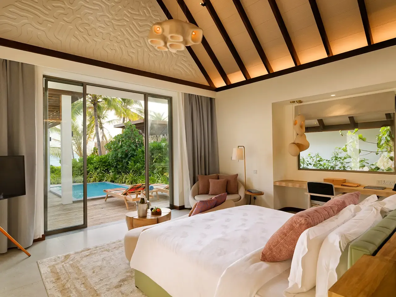 The bedroom with its bed and doors towards the terrace.