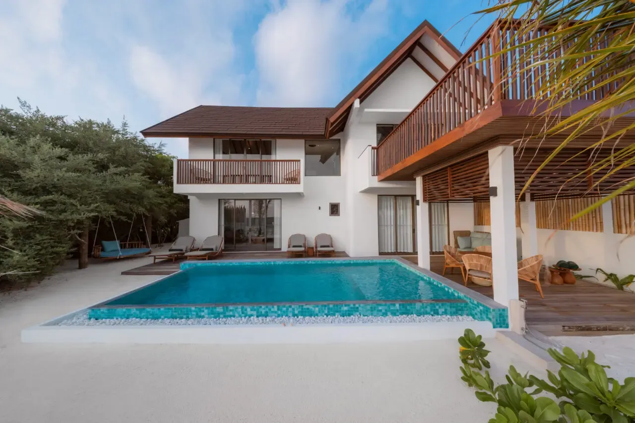 The pool and terraces of the beachfront building.