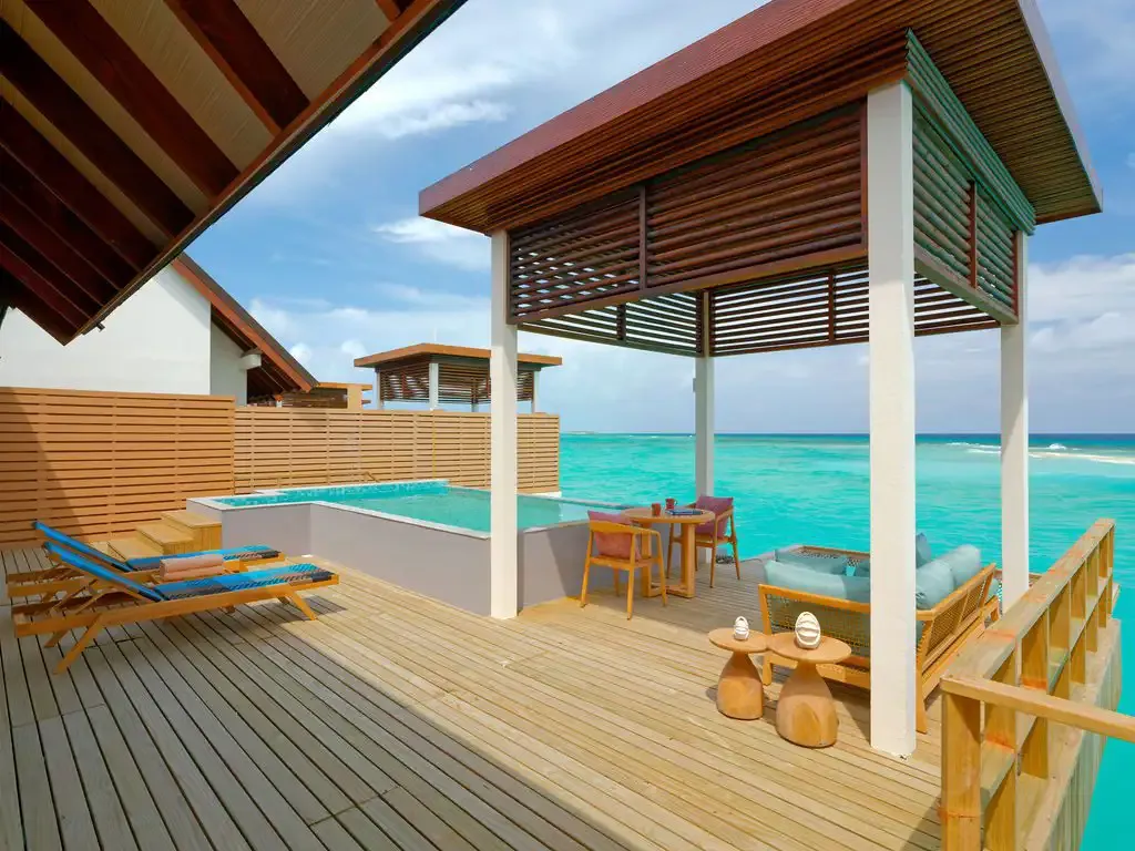 The terrace with its pool and table overlooking the lagoon.