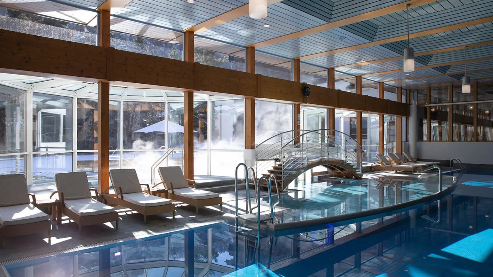 La piscina interna e le grandi vetrate