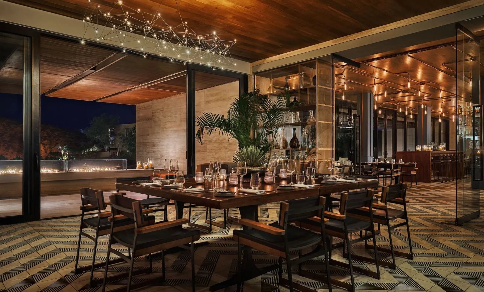 La sala di Mezcal fra legno, pietra e vetrate