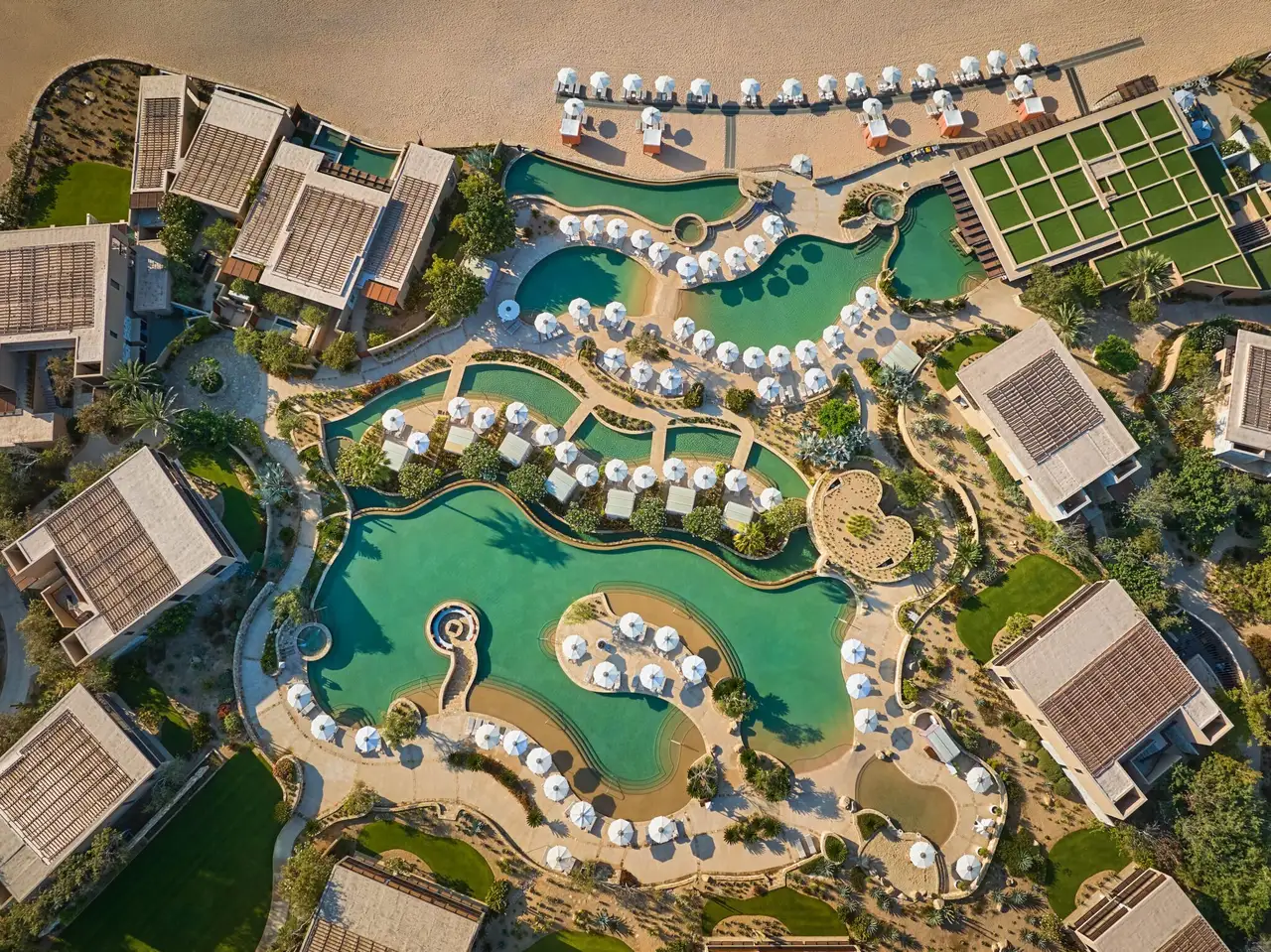 Le piscine principali fra ombrelloni e camere, viste dall’alto