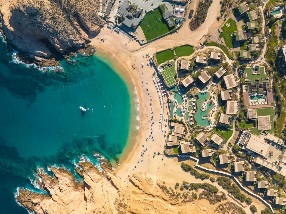 La caletta di Santa Maria e il resort ripresi dal drone