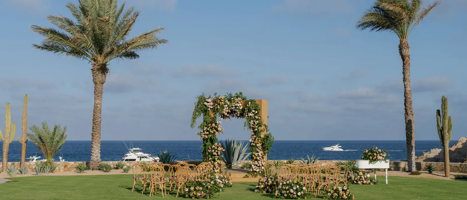 Un arco di fiori per una cerimonia sull’Ocean Lawn, con il mare dietro
