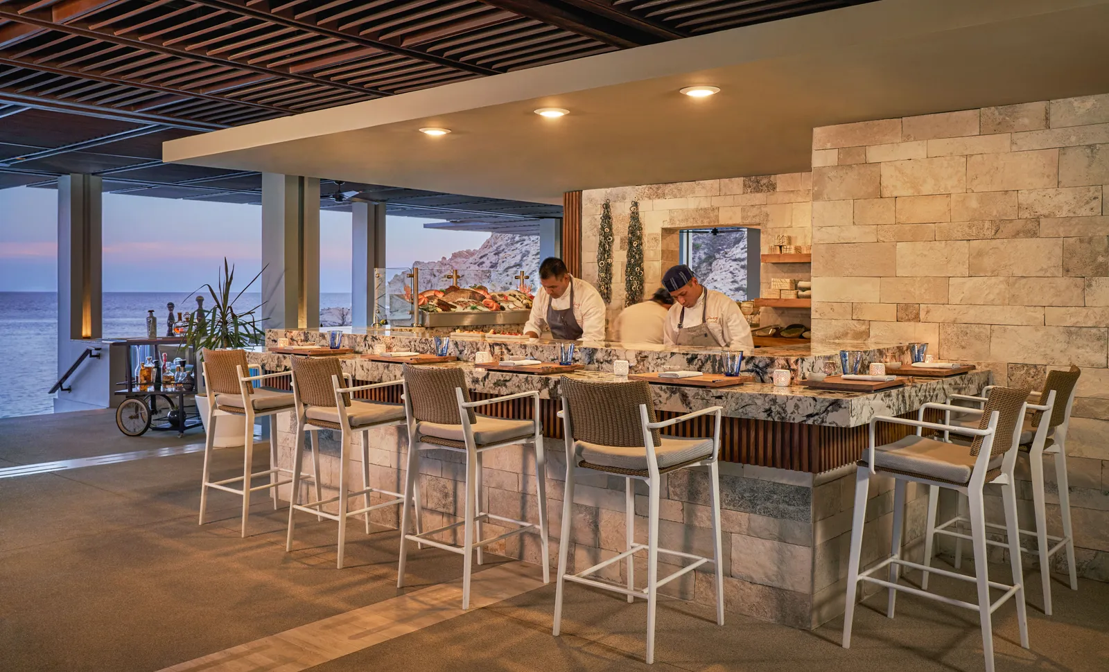 Il Sushi Bar di Marea, con i cuochi al banco