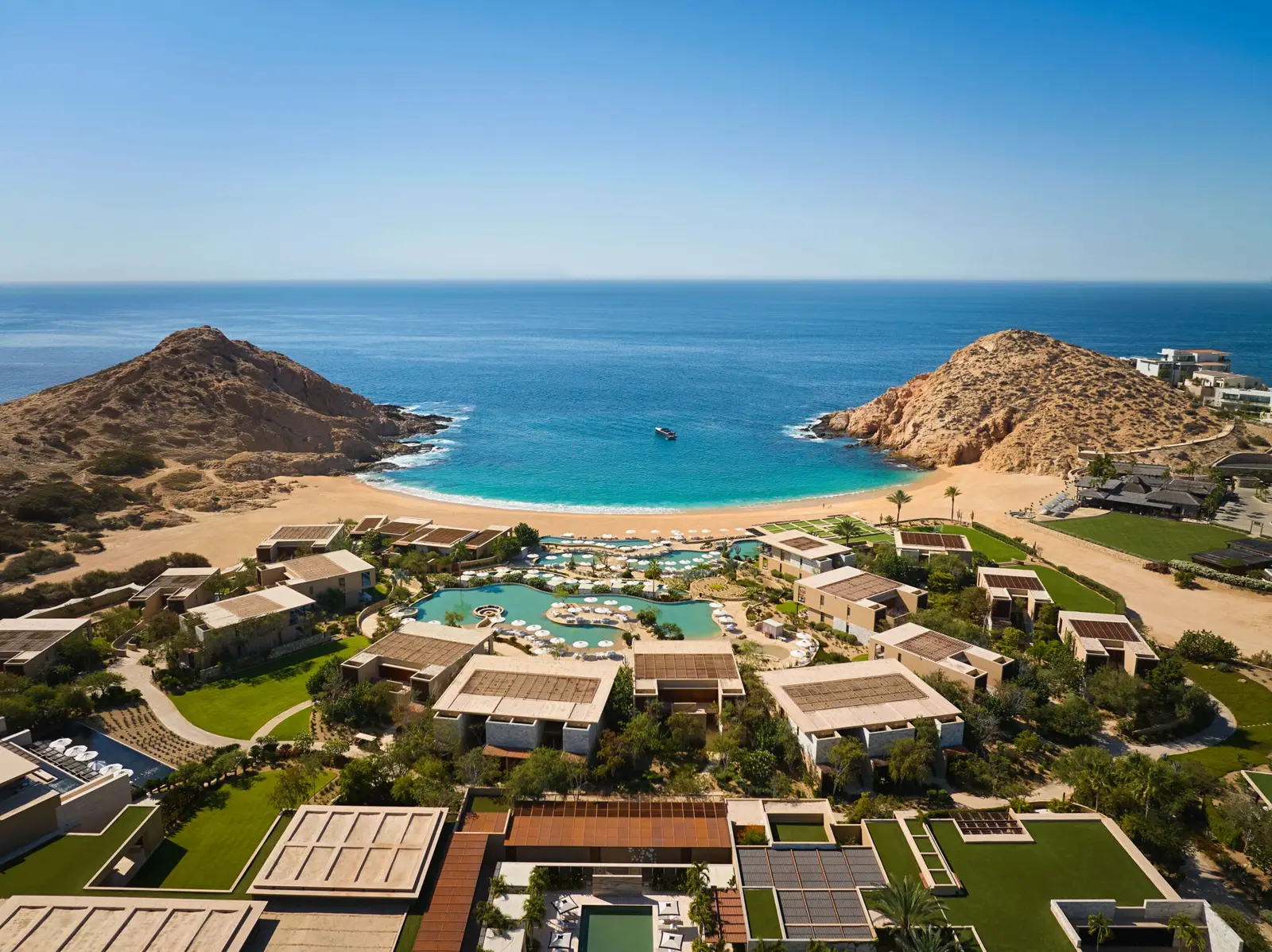 Il resort, la baia e i 2 promontori di granito visti dall’alto