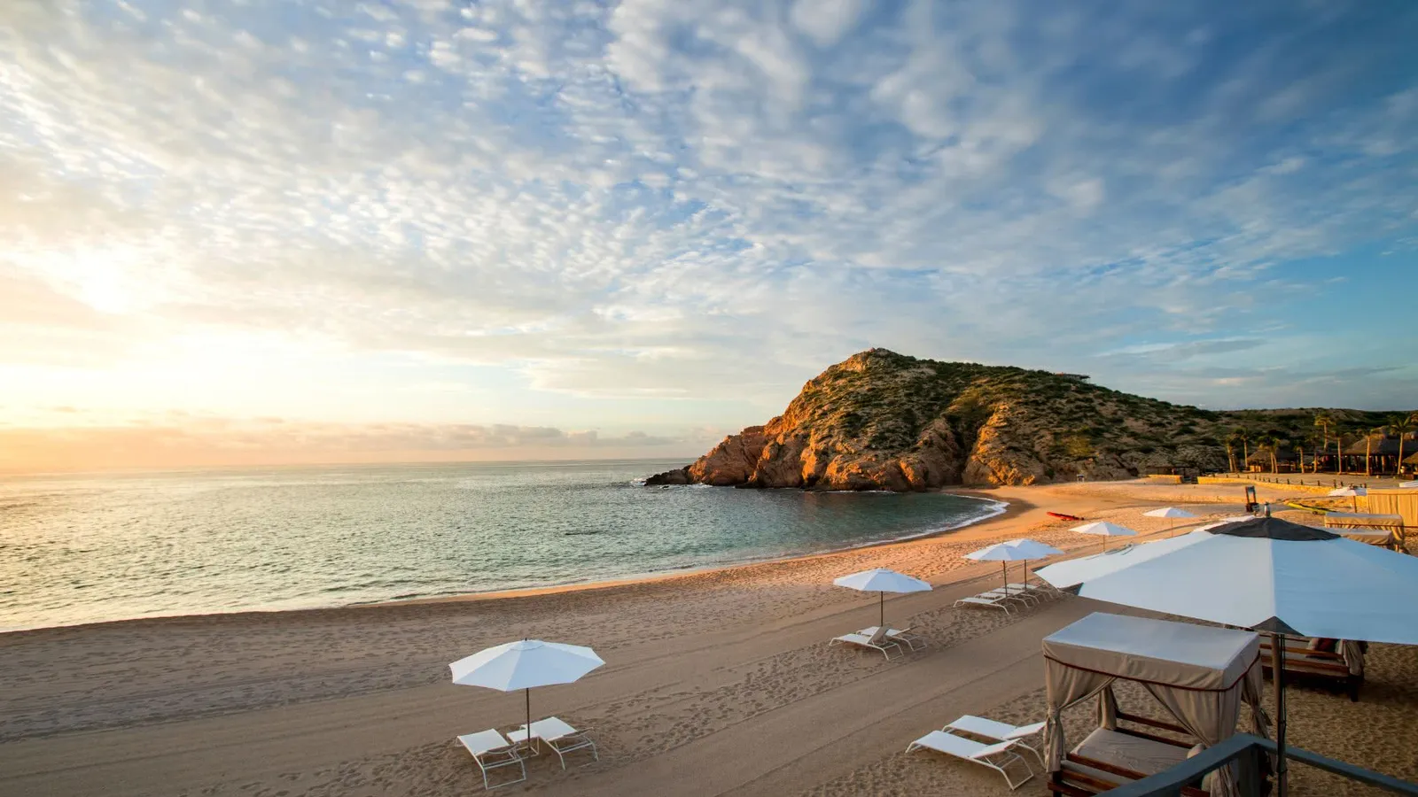 Ombrelloni e lettini sulla spiaggia di Santa Maria al tramonto