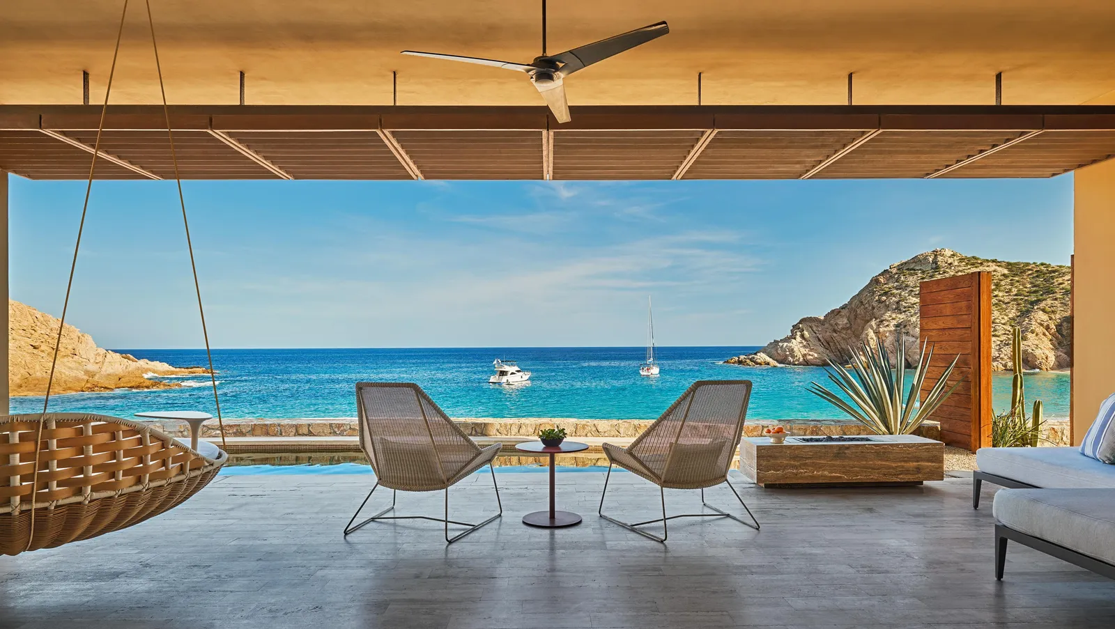 La terrazza della Baja davanti alla baia