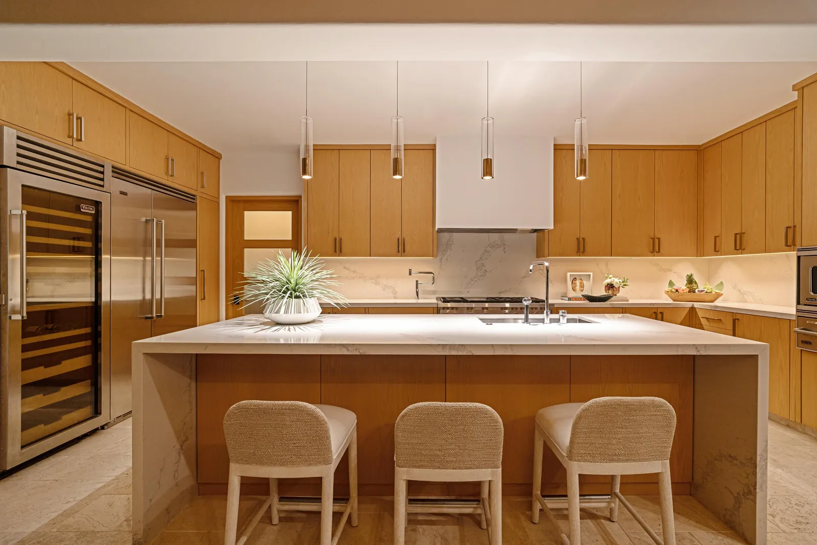 La cucina con isola di Casa Cardon