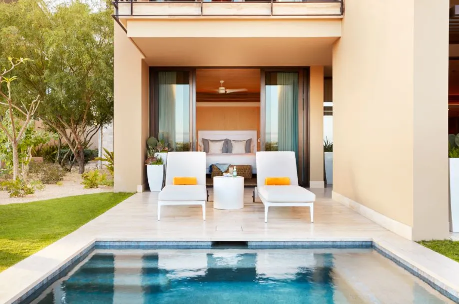La piscina e il patio della residence