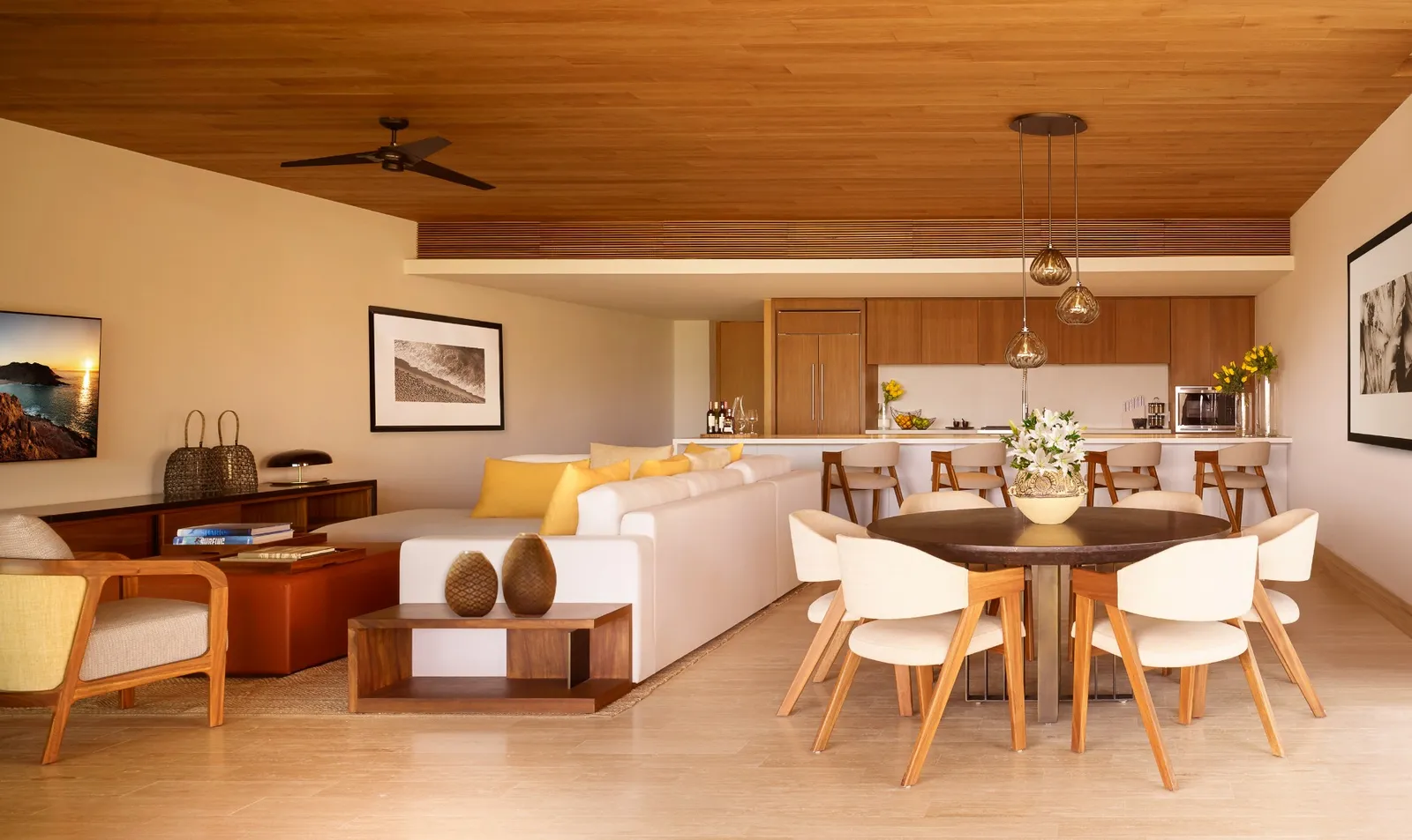 Soggiorno e tavolo da pranzo sotto il soffitto in legno