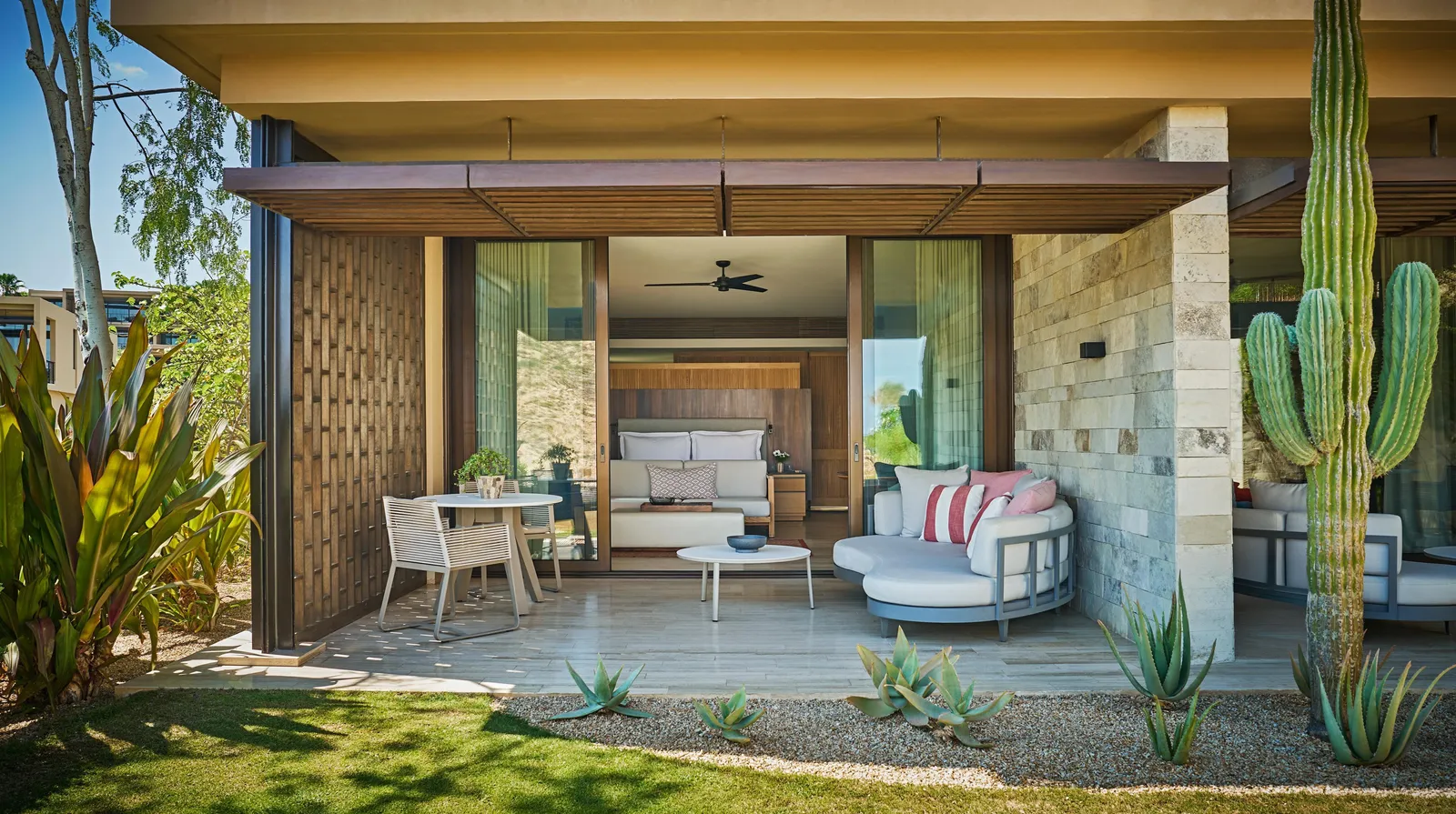 Le sedute sotto il patio coperto