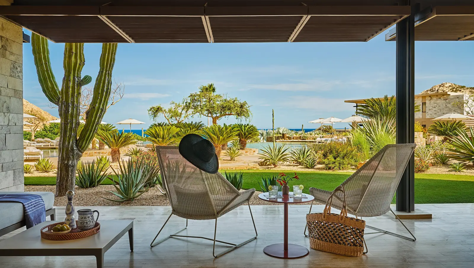 Le sedute sul patio fra pietra e cactus