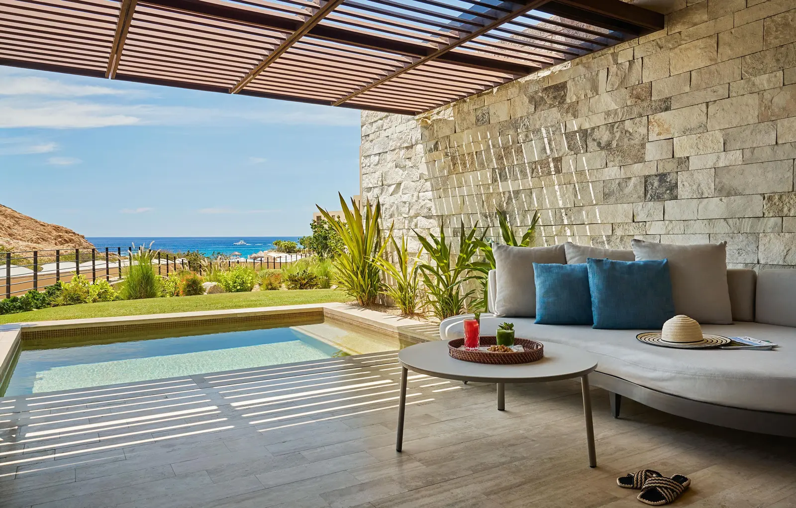 La piscina accanto al divano sotto il portico