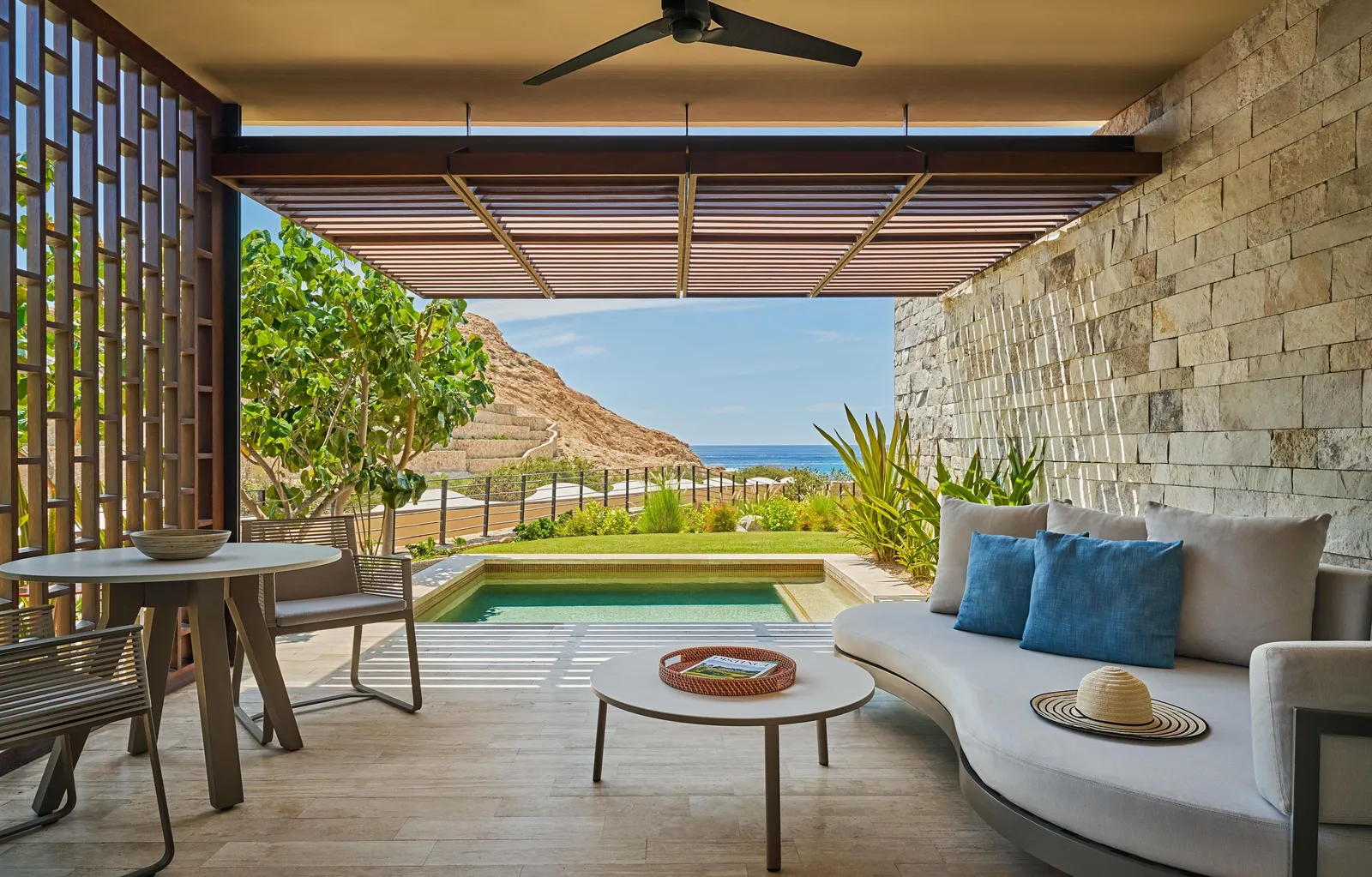 La piscina sul patio, con la baia oltre il giardino