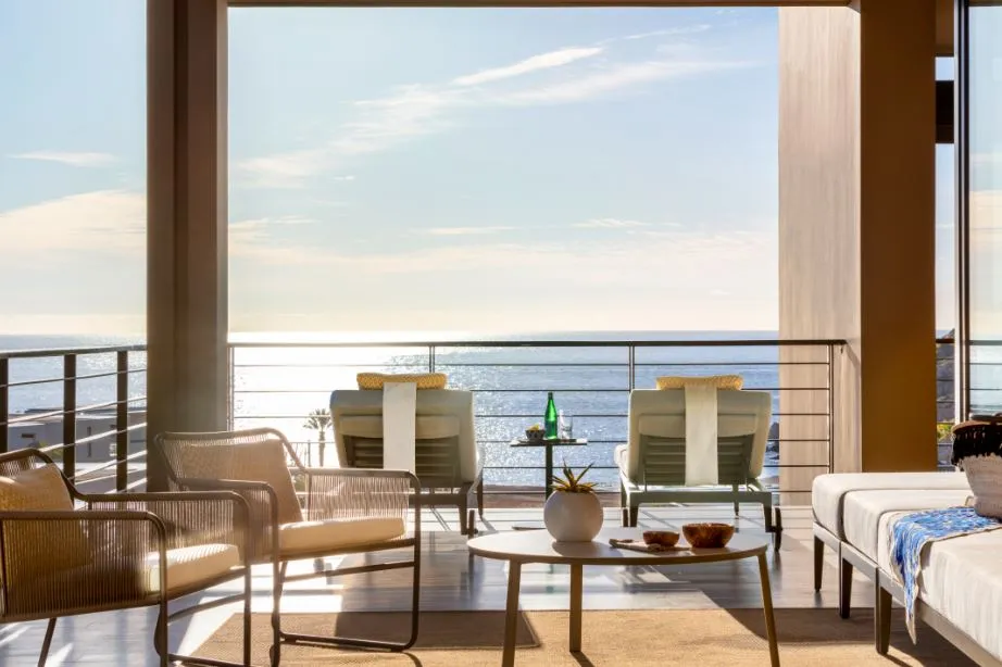 La terrazza arredata con il mare all’orizzonte