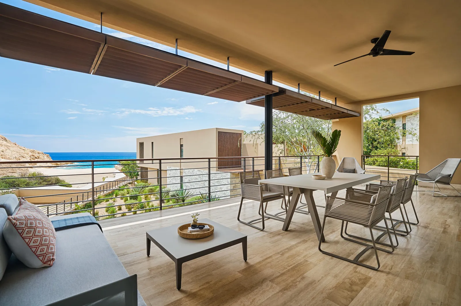 La terrazza arredata davanti alla baia